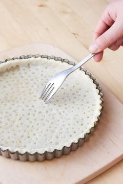 3. 파이 반죽을 밀대로 밀어 편 다음 파이 틀에 담아 크기에 맞게 자르고, 파이 생지를 포크로 촘촘히 찍는다.