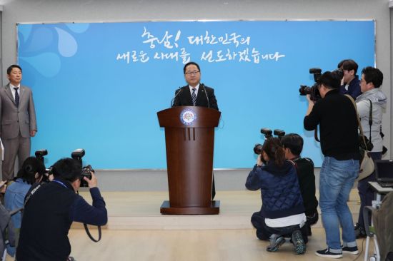 안희정, 도지사 사퇴…행정부지사 대행체제, 추가 피해자 조사·후폭풍 우려