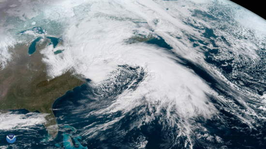 미국 국립해양대기국(NOAA)이 공개한 '고즈 이스트(GOES East)' 위성이 찍은 강력한 겨울폭풍 '노르이스터(Nor’easter)'의 모습.[사진출처=NOAA]
