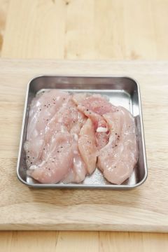 1. 닭 안심은 찬물에 씻어 체에 밭쳐 물기를 빼고 맛술, 소금과 후춧가루로 밑간한다.