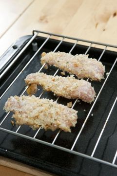 5. 닭 안심을 170℃의 식용유에서 튀기거나 200℃로 예열한 오븐에 넣어 10분 정도 굽는다.