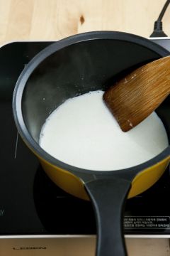 6. 팬에 올리브오일을 두르고 마늘을 넣어 볶다가 우유 1컵과 생크림을 넣어 살짝 끓인 후 꿀, 소금과 후춧가루를 넣는다. 녹말물로 농도를 맞춘다.