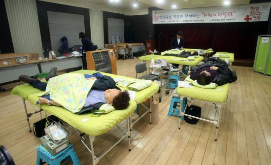 강남구 직원들 ‘사랑의 헌혈'로 생명 살려 