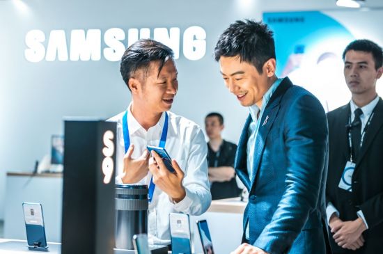 [르포] 갤럭시S9 개통 "옴니아부터 갤노트8까지 모두 썼죠"