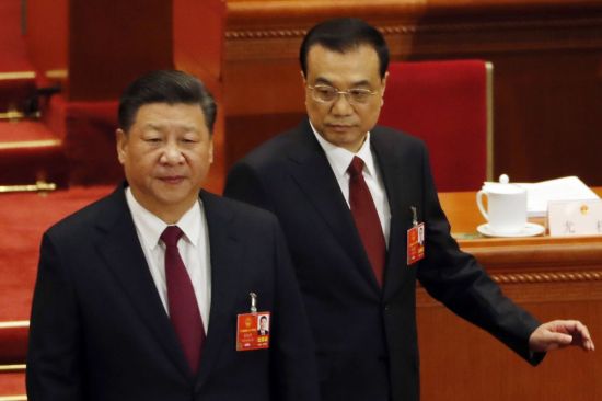 중국의 시진핑 국가주석(왼쪽)과 리커창 총리가 5일(현지시간) 베이징 인민대회당에서 열린 전국인민대표대회(전인대) 개막식에 도착하고 있다. [이미지출처=연합뉴스]
