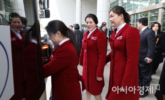 [포토] 취재진 바라보는 북한 패럴림픽 선수단