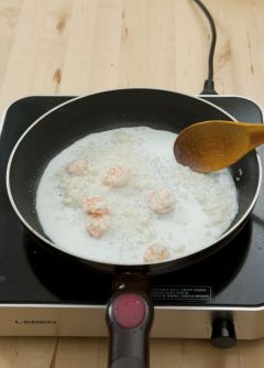 3. ②에 쌀을 넣어 투명해질 때까지 볶다가 우유 1컵을 조금씩 부어가며 리조토를 만든다.