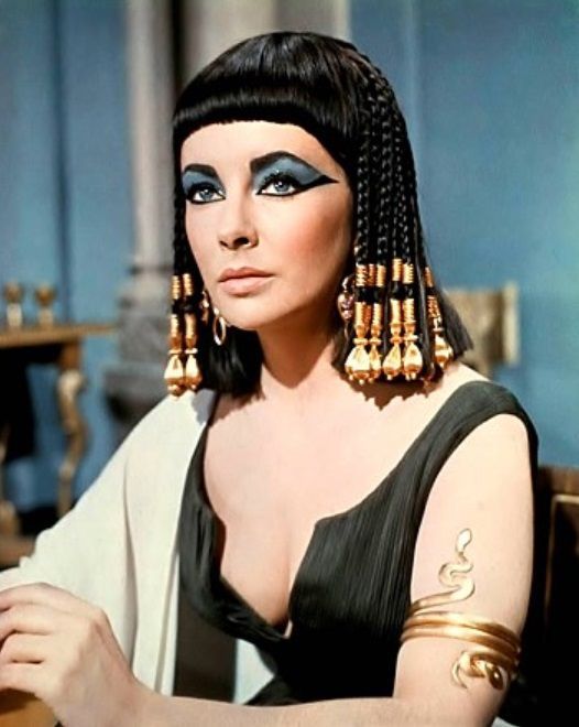 고대 이집트의 여왕 클레오파트라. 영화 '클레오파트라'에서 주연을 맡은 엘리자베스 테일러의 진한 눈화장이 돋보인다.[사진=영화 '클레오파트라' 스틸컷]