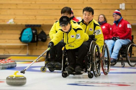2016 휠체어컬링 세계선수권대회 참가한 우리나라 선수들의
 모습(사진=대한장애인컬링협회)