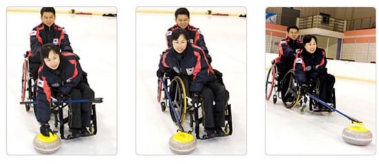 휠체어컬링은 컬링스톤을 손으로 투구하거나 장대를 보조기구로 사용할 수 있으며, 뒤에서 다른 팀원이 휠체어를 붙잡고 있을 수 있다.(사진= 대한장애인컬링협회)