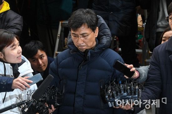 성폭행 의혹을 받고 있는 안희정 전 충남지사가 9일 서울 마포구 서부지검으로 출석하고 있다./강진형 기자aymsdream@