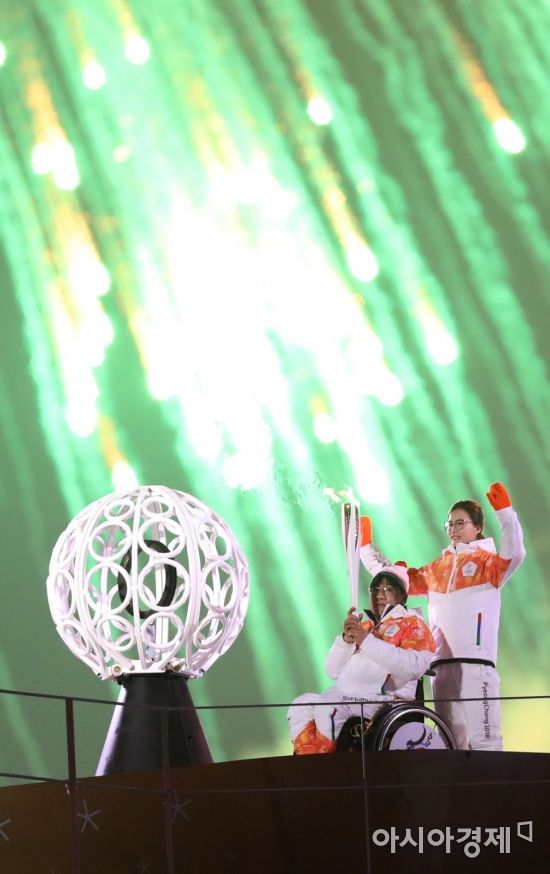 [포토]컬링 김은정과 휠체어 컬링 서순석이 밝히는 평창의 불꽃