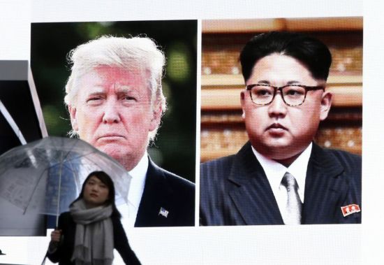 일본 도쿄 거리의 대형 전광판에 도널드 트럼프 미국 대통령(왼쪽)과 김정은 북한 노동당 위원장의 모습이 비치고 있다. [이미지출처=연합뉴스]