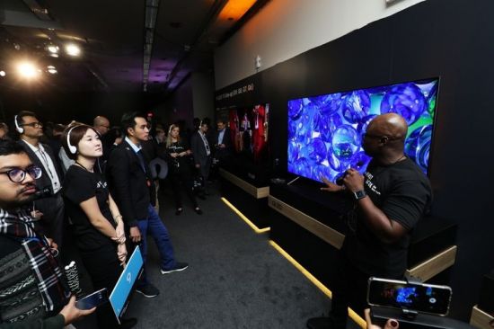 7일(현지시각) 미국 뉴욕 옛 증권거래소에서 열린 삼성전자 ‘더 퍼스트룩 2018 뉴욕’ 행사에서 참석자들이 새 TV 모델에 대한 설명을 듣고 있다. 삼성전자 제공