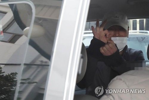 흥인지문 방화 미수범 장 모씨가 영장실질심사를 받기위해 10일 오후 서울 종로경찰서에서 법원으로 호송되며 취재진을 향해 OK표시를 하고 있다.[사진=연합뉴스]