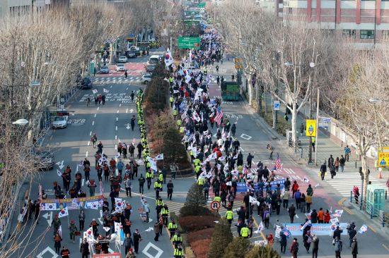 박근혜 전 대통령의 탄핵 1주년을 맞은 10일 서울 지하철 3호선 안국역 인근 도로에서 태극기 집회 참가자들이 행진을 하고 있다. (사진=연합뉴스)