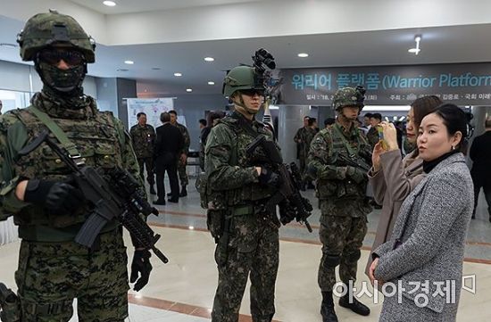 12일 국회 의원회관 로비에서 열린 군 웨어러블 플랫폼 전시회에서 군인들이 첨단 군용 제품을 착용하고 있다./윤동주 기자 doso7