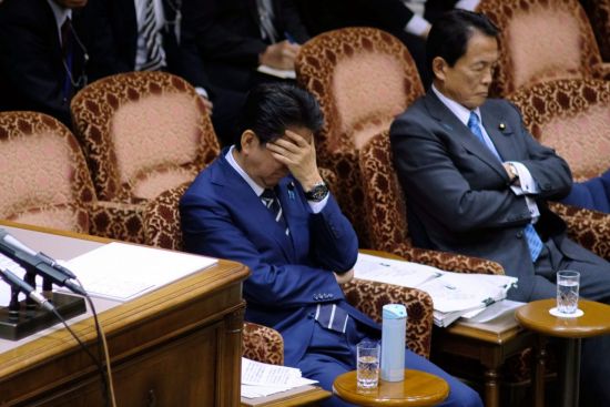아베 신조 일본 총리(왼쪽)와 아소 다로 부총리 겸 재무상 [이미지출처=연합뉴스]