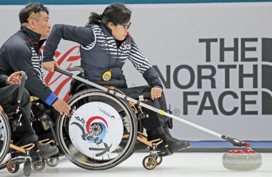 2018 평창 동계패럴림픽(장애인올림픽) 한국 휠체어컬링 대표팀 정승원(왼쪽), 방민자(오른쪽) / 사진=연합뉴스