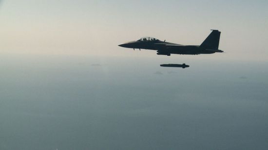 지난해 9월 12일 장거리 공대지 유도미사일 ‘타우러스’의 첫 실사격에 나선 공군 F-15K 전투기가 타우러스를 발사하고 있다(사진=공군제공?연합뉴스).