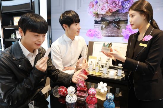 롯데백화점 광주, 화이트데이 앞두고 '달콤 향수' 인기