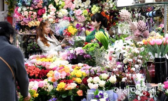 [포토] 꽃 구매하는 방문객