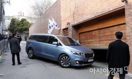 [포토] 이 전 대통령 자택으로 들어가는 미니밴