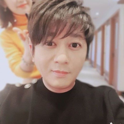 '동안 미모' 신승훈 근황 공개 "머리할 땐 안경을 쓸 수가 없어서"