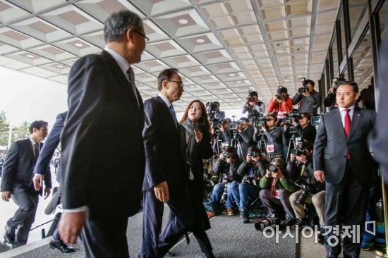 [포토] 서울중앙지검으로 들어서는 이명박 전 대통령