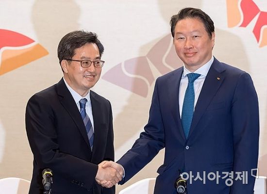 [포토] 최태원 회장 만나는 김동연 부총리