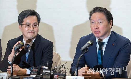 [포토] 김동연 부총리 만난 최태원 회장