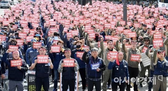 [포토] 구호 외치는 조선산업 노동자들