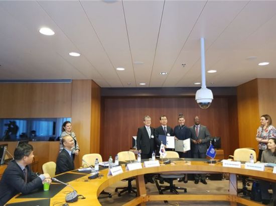 (좌측부터) 최경림 주제네바 대사, 김대환 고용노동부 국제협력관, 키옐가르드 ILO 개발협력국장, 무사 우마루 ILO 사무차장
    - 한-ILO 협력사업 LoA 체결 후, 기념촬영을 하고 있다.