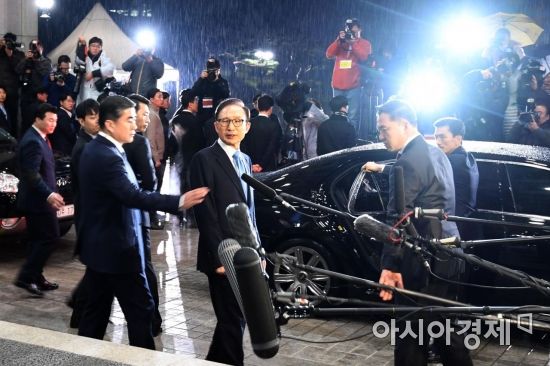 이명박 전 대통령이 지난 15일 21시간에 걸친 검찰 조사를 마치고 서울중앙지검 청사를 빠져나가고 있다.