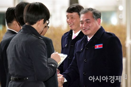 [포토]밝은 미소의 북한 김문철 단장