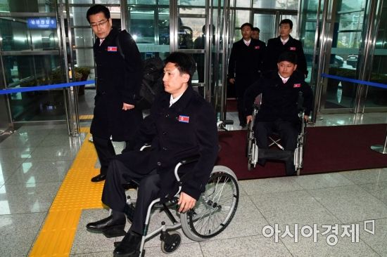 평창 동계패럴림픽에 참가했던 북한 선수단과 대표단 등 24명이 15일 오후 경의선 육로를 통해 북으로 귀환하기 위해 남북출입사무소에 도착하고 있다. /사진공동취재단