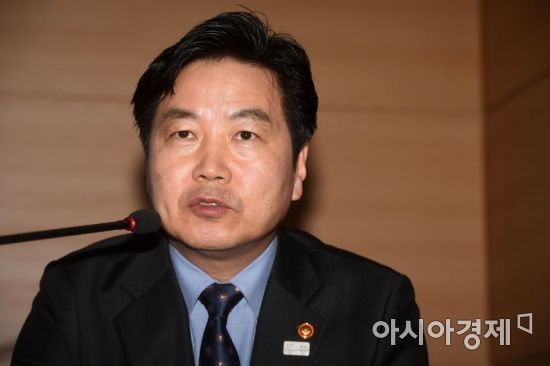 시민단체, '후원금 땡처리 의혹' 홍종학 장관 검찰에 고발 