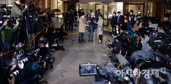 [포토] '성폭행 혐의' 이윤택, '경찰 소환조사 출석'