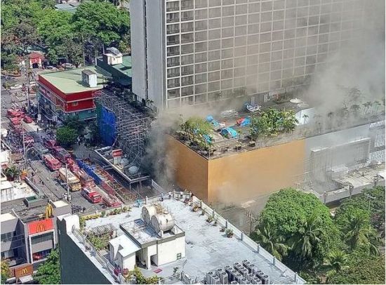 화염에 휩싸인 필리핀 마닐라 호텔.(사진=연합뉴스)