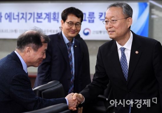 [포토] 워킹그룹 위원들과 인사하는 백운규 장관