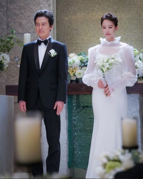 '키스 먼저 할까요' 김선아, 드라마 속 결혼 모습 공개…네티즌 "월요병 없어지겠어"