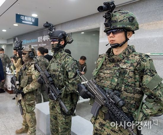 [포토] 첨단으로 무장한 군인들