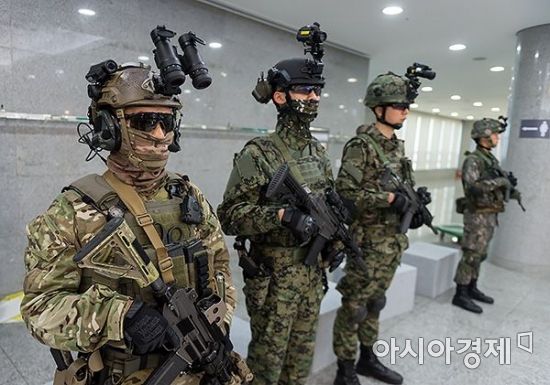 지난 3월 국회에서 열린 워리어플랫폼 발전 세미나에서 소개된 신형 소재 전투복과 첨단 장비를 장착한 군인들의 모습. [사진=아시아경제 윤동주 기자]