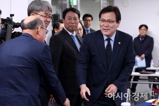 [포토] 참석자들과 인사하는 최종구 금융위원장