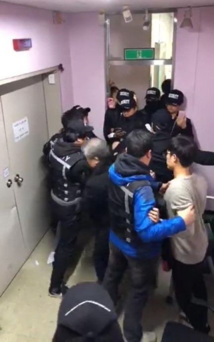 지난 3월17일 밤 총신대학교 학생들이 학교 점거 농성을 벌이고 있는 가운데 재단 측에서 고용한 용역업체 직원들이 출입구에서 학생과 교수들을 막아서며 충돌하고 있다.(사진: 총신대 학생 제공)