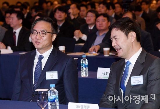 [포토] 대화 나누는 김영기-서정원 사장