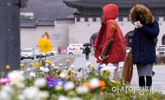 절기상 춘분인 21일 서울 광화문 인근에서 관광객들이 꽃샘추위에 발걸음을 재촉하고 있다./김현민 기자 kimhyun81@