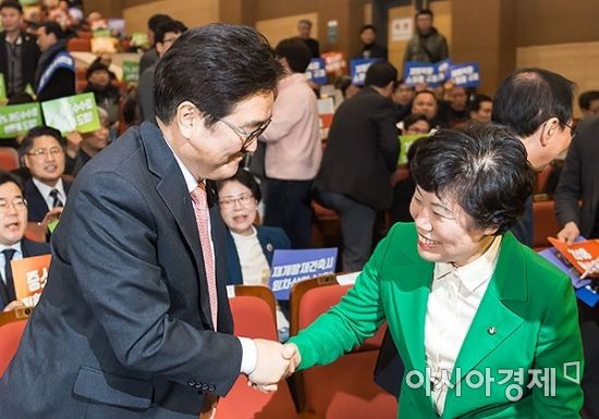 '선거제도 개편' 카드로 아군 포섭하는 민주-한국