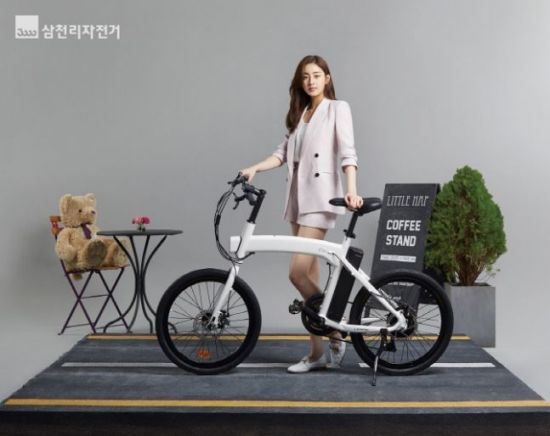 삼천리자전거 모델인 배우 강소라가 전기자전거 ‘팬텀 제로’와 함께 포즈를 취하고 있다.