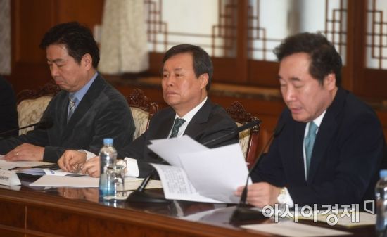 [포토]국정현안점검조정회의 참석한 도종환 장관